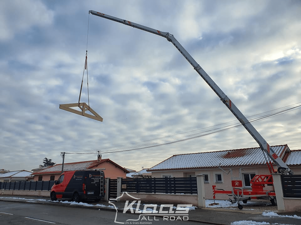 Grue sur remorque levage charpente neige
