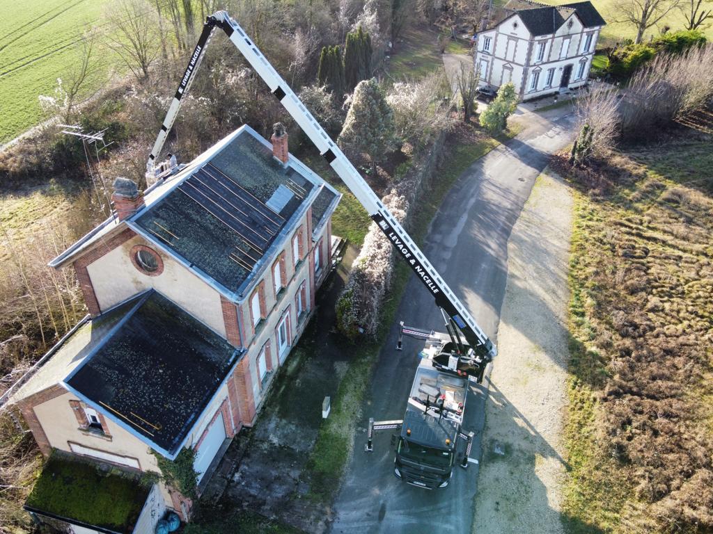 Camion grue Klaas en nacelle