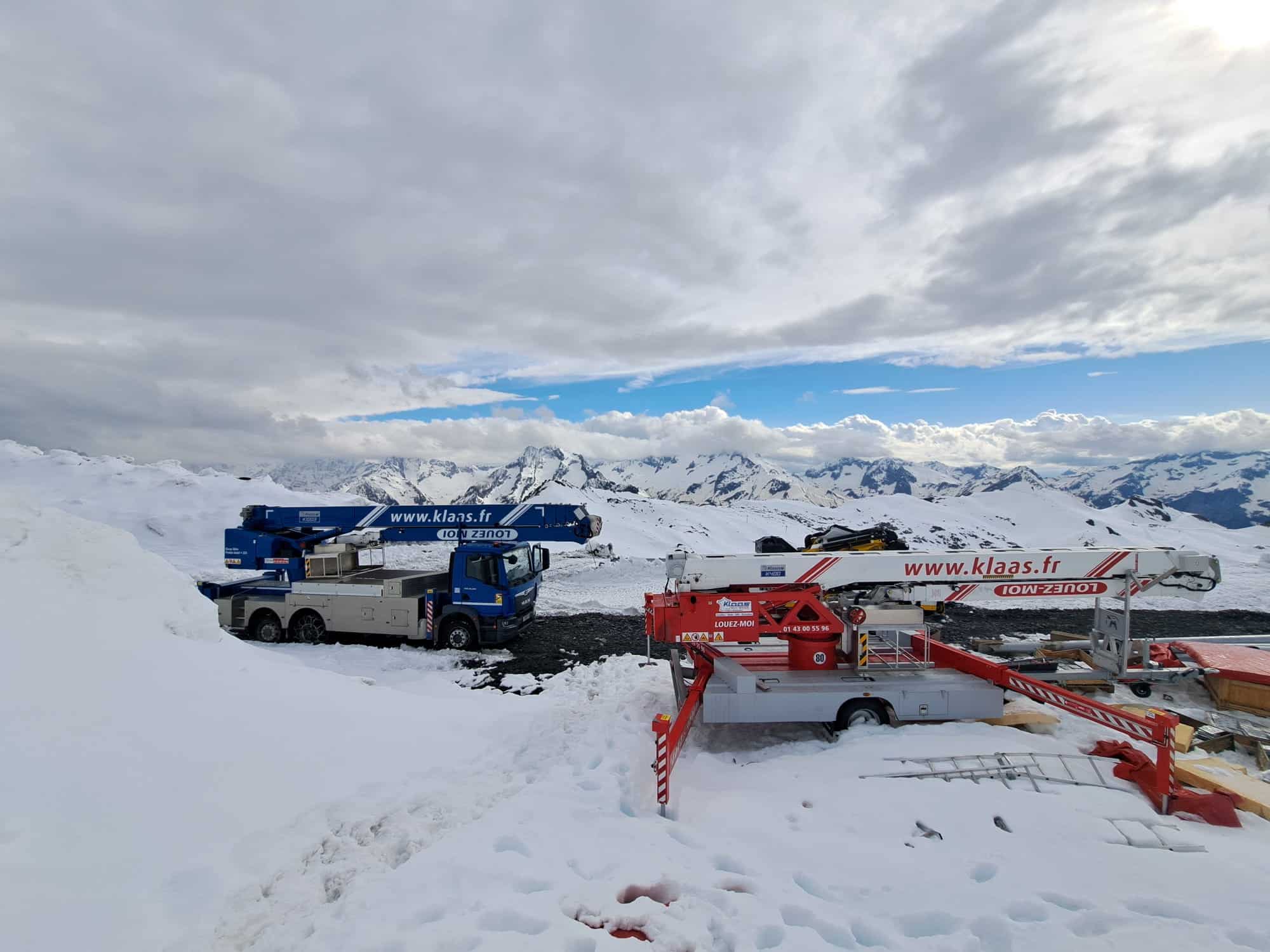 Camion grue et nacelle Klaas en montagne