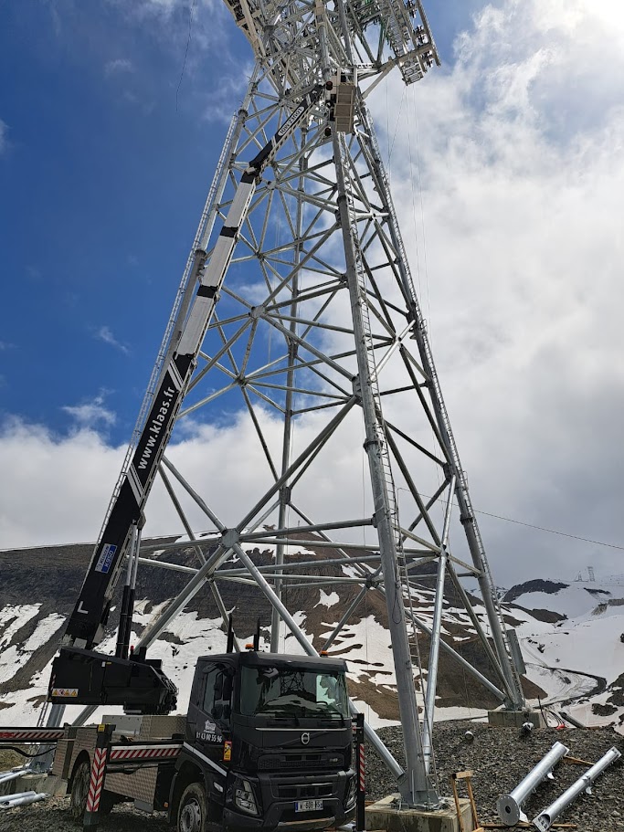 Camion grue Klaas K950 en nacelle à la montagne