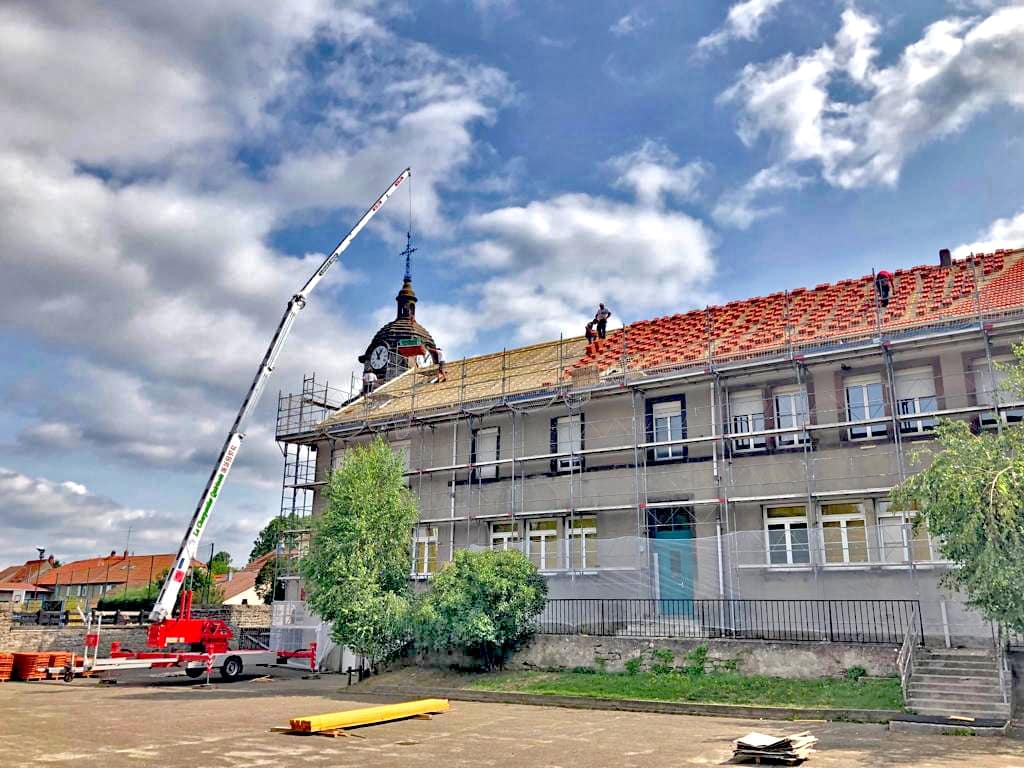 Grue sur remorque couverture